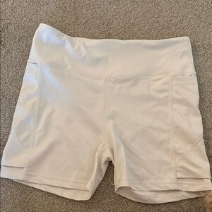 Senita Athletics Cream Baseline Shorts